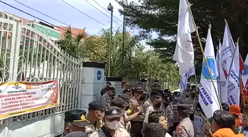 fspmi#partai buruh#tolakomnimbuslaw tolak kenaikan bbm#omnibuslaw#naikan upah 2023#kantor DPR propinsi riau