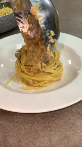 La pasta tonno e uova è buonissima, io metto anche un po' di cipolla e vi assicuro che ci sta davvero benissimo. Se siete curiosi di assaggiare un primo piatto buono, facile e veloce, fate questa pasta con me!  Ingredienti per 4 persone 360 g di pasta 4 uova 200 g di tonno in scatola 1 cipolla piccola 3-4 cucchiai di olio 5-6 capperi 3-4 acciughe sott'olio Sale q.b. Pepe nero q.b. #carlogaiano #ricette #cucina #italiancuisine #videoricetta #foodvideo #foodreels #receita #cucinaitaliana #buonappetito #mangiare #cibo #atavola #cucinando #ricettadelgiorno #foodbloggerit #foodbloggeritaliani #uova #tonno #pasta #spaghetti