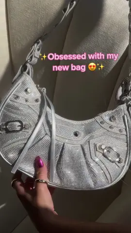 She’s the baddest of them all 💅 #bag #handbag #silverbag #purse #newpurse #misslola #fypシ  #style #tiktokstyle #OOTD #silveroutfit #sparkly #bling #sparklybag 