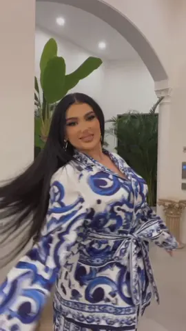 What do you guys think of this beautiful blue dream? 💙 @Dolce & Gabbana #dolcegabbana #fashion #luxury #brands #gallerialadore #hellyluv