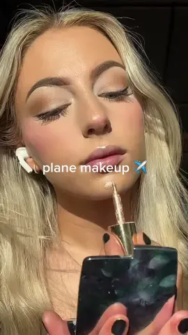 doing my makeup on the plane ✈️🫶🏻#makeup #planemakeup #makeuptutorial #glowymakeup #rarebeauty #charlottetilbury #milkmakeup #hudabeauty