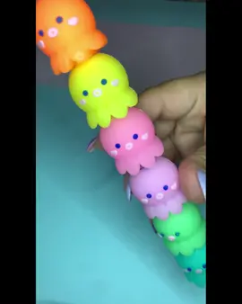 Marca texto de polvo 🐙  Apaixonante esse marca texto em formato de polvinhos empilháveis. São 5 cores de tinta e ele ainda fica com formato de torre!