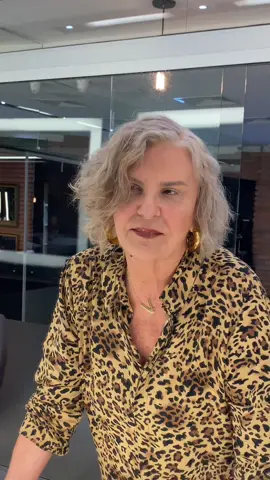 Pensa em uma mulher vaidosa que retocava o ruivo a cada 7 dias … e me veio com a proposta de assumir os brancos… meu desafio durou mais de 10 horas … mas o resultado tá aí. Tecnicamente é um dos trabalhos mais difíceis de fazer. Curtiram? #explorar #explore #challangetiktok #salaodebeleza #cabeleireiros #emalta #grisalha #dicadecabelos #dicadebeleza #emaltatiktok 