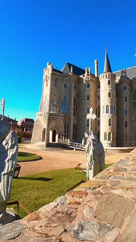 🏰 Palacio Episcopal de Astorga 🏰 ..Es un edificio neogótico situado en la ciudad española de Astorga (León). Otra maravilla de Antoni Gaudí, una de sus pocas obras realizadas fuera de Cataluña. 😍😍😍..📍Astorga, León 🇪🇸🇪🇺