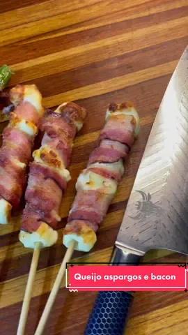 Queijo coalho aspargos e bacon. @lojaswift #churrasco #bbq #barbacoa #barbecue #aspargos #queijo #queijocoalho #gastronomia #comidaboa #comidasaludable #comidasaudavel #petisco #petiscosemcasa #comidadeboteco valorize seu churrasco, use @lojachurrasking com cupom Bazzoti12 de desconto em todo o site