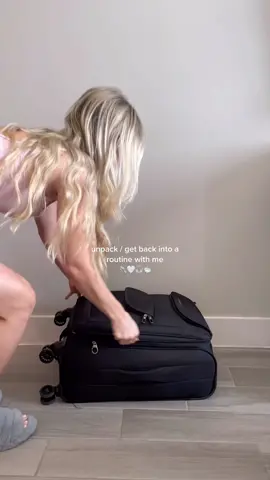 there’s nothing like getting back into a routine 👟🎧🛁 #routine #CleanTok #cleanwithme #unpackwithme #aesthetic #cleaning #organizedhome #laundry #dayinmylife 