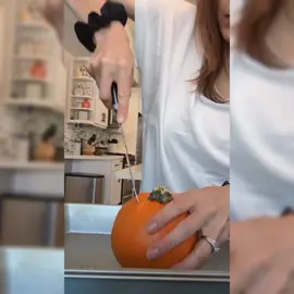 pumpkin volcano for kids. #preschool #preschoolteacher #preschoolactivities #preschoolathome #preschoolmom #kindergarten #kindergartenteacher #homeschool #homeschooling #homeschoolmom #homeschoolingmom #toddleractivities #toddleractivitiesathome #toddlermom #kidactivities #fallcrafts 