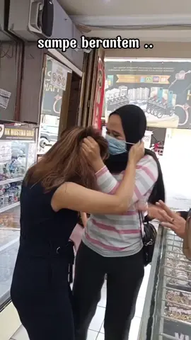 kabarnya sampai sekarang mbaknya masih jambak jambakan 🤣 #customer  #lucu #drama #viral #fyp #tokoemas #hkmustikagoldofficial 