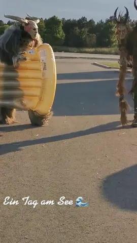 Wasserscheu sind sie nicht 🌊 Es ist Sommer, Sonne - Badezeit. Die Grubenteufel genießen einen Tag am See und kühlen ihr Fell. Genießt das warme Wetter, die Kälte kehrt gewiss zurück 🥶   #summerfeelings #summertime #wasserspaß #relaxing #water #entspannen #krampus #leipzig #delitzsch 