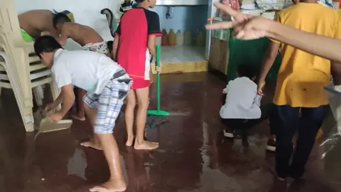 problema basta mag uwan 😔😔😔 laban lnag ta mga bata ❤️nagtinabangay tawn para dle mapundo nag tubig balde2x jud 😢