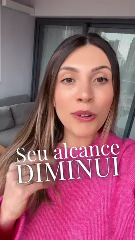 Link nos STORIES!  🚨 Quando colocamos links que direcionam o usuário para fora do Instagram como: site, WhatsApp ou qualquer outro… é normal seu alcance diminuir!  • A rede social quer reter o usuário o maior tempo possível e quando “tiramos” o usuário da plataforma, estamos fazendo o contrário.. por isso, o algoritmo não entrega seu conteúdo tão bem assim! 😉  Já notou isso acontecer com você? 👀#marketing #mktdeconteudo #instagram #dicasdoinsta #dicasdemkt 