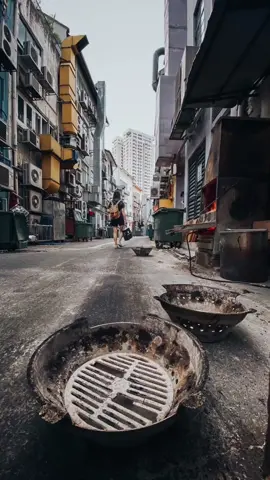 Better street photos by using elements in the scene to fill your foreground #photography #viral #phototips #photohacks 