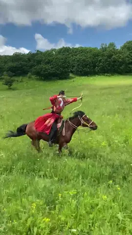 The students'riding and shooting skills are getting better and better, and the three consecutive targets are all hit.#Horseback archery #Traditional bow #Alibow