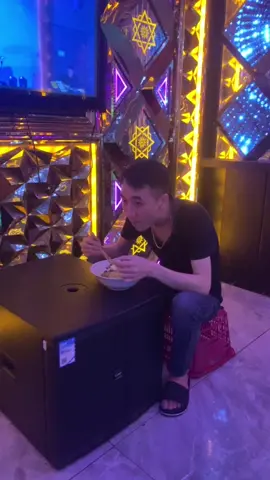 Đi trung thu mà vào quán hát ăn mì thì biết đẳng cấp ntn r ấy . 🤭🤭