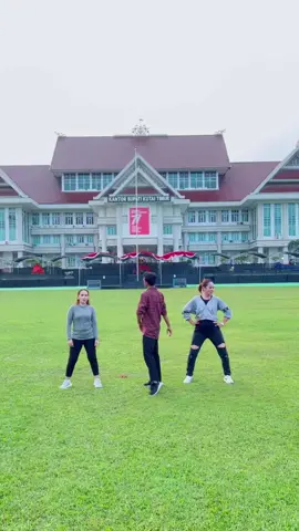 mumpung view nya bagus indiaan dulu guys @Lolachan @Chenci Arif 😍 #fypシ #trending #dancechallenge #danceviral #bollywoodsong #bollywooddance #danceindia #piapiaooopiapia 