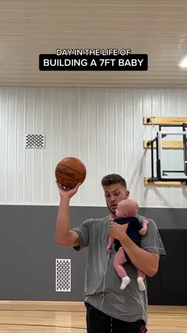 What age do you think he’ll be able to beat dad in 1-on-1? #livingleonard #dayinthelife #d1babies #basketball #NBA #basketballbaby #baby 