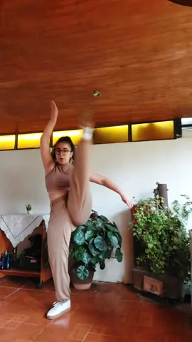bailecito de chill🤙🏻 // hoy empiezo la dieta wn lo subo pq sino dsp me hago la boba🧐 #OOTD #chile #fypシ #cute #dance #ballet #flexibility 