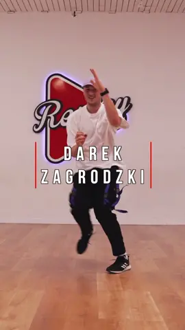 Jest i on! Wulkan energii, z którego zajęć nie można wyjść w złym humorze - Darek Zagrodzki! 💜  Darka w tym sezonie spotkacie podczas zajęć grupy dla dorosłych oraz grup juniorskich w wieku 11-13 lat na dwóch poziomach - początkującym i zaawansowanym!  W nowym sezonie poprowadzi dla Was zajęcia zgodnie z poniższym grafikiem:  ▪️ Juniorzy 11-13 lat Beginner - wtorki i czwartki, 17:00-18:00 ▪️ Juniorzy 11-13 lat Advanced - wtorki i czwartki, 18:00-19:30 ▪️ Dorośli - środy i czwartki, 19:30-20:30  Czekamy na Was! 🤍 📍Jodłowa 25, Szczecin  🎥Za piękne nagranie i montaż odpowiada oczywiście Martin Szłapka z Recorder Films!  #hiphopdance #hiphopmusic #hiphopdancer #hiphop #newagedancing #choreography #choreographer #choreo #dance #szczecin #replaydancestudio 