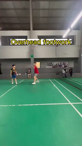 Overhead footwork#TikTokSports #MalaysiaRoar #tiktokmalaysia🇲🇾 #janganmainmain #羽毛球 #successbadmintonacademy #yonexbadminton #badmintonlove #kidsbadminton