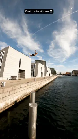 Flying squirrel caught in 4k #døds #parkour 