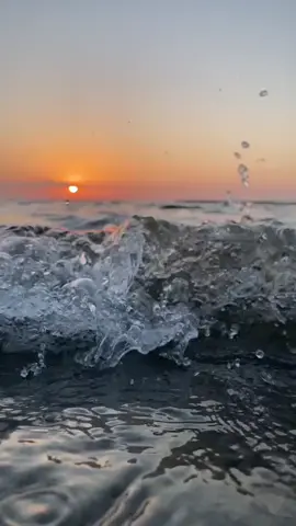 من الطبع العطر تشتمه كل الناس بس عطرك غريب مدوخ انفاسي الناس تحط عطر ساعات ويروح وانت سنين عطرك دايم براسي 💘💘💘💘💘💘@أنــيــن 