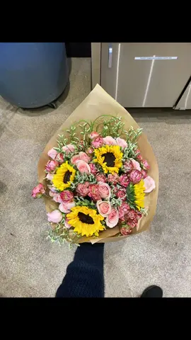 simple & sweet for ✨$30✨ #sunflower #rose #bouquet #minimalism #bouquet #floraldesign #satisfying #fyp 