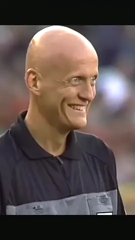 This referee remains a football legend 🤯🔥 #referee #football#tk#football#footballskills#foryou#fypシ