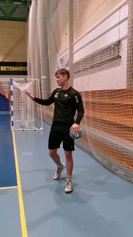 wait for it...👀#handball #handballplayer #handballguy #glue #resin #satisfying #satisfyingvideo #sticky #asmr #asmrsounds #satisfaction #trickshot