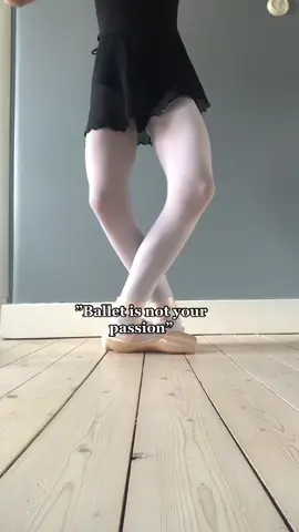 Not dancing seriously haha👍🏼💋 #ballet #openeye #balletok #ballerina #pain #flexibility #fypシ #ty #fyp #foryou #viral #jelousy 