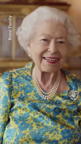 What can't you leave as tribute for the Queen? #queen #queenelizabethii #paddington #royalfamily #london