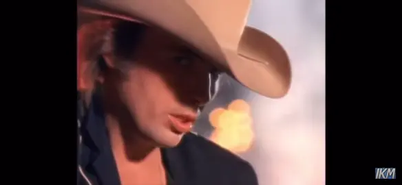 “Suspicious Minds” by Dwight Yoakam (1992) #dwightyoakam #suspiciousminds #oldcountry #90scountry #ChewTheVibes 