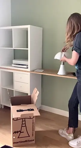 📦Cette satisfaction de défaire ses cartons et d'avoir un vrai bureau à soi 🙌🏼 Un grand merci à mon ancien directeur pour la magnifique lampe Martinelli Luce (quel cadeau ! j'en suis fan ! 🤩) qui m'accompagnera durant les journées administratives 👩🏼‍💻 #homeorganizer #latrilogis #rangement #organisation #pipistrello #lamp #bureau #desk #martinelli_luce #ikea #martinelli