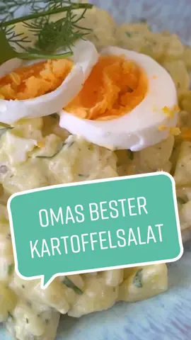 Oma’s Kartoffelsalat mit Mayo! Das einfache Rezept als TikTok Video. Die norddeutsche Variante mit Mayonnaise, gekochten Eiern und Gewürzgurken.  Zutaten für 4 Portionen ▢ 1 kg festkochende Kartoffeln ▢ 250 ml Gemüsebrühe ▢ 1 weiße Zwiebel ▢ 1 TL Senf ▢ 1 TL Zucker ▢ 1 EL Essig ▢ 2 EL Gurkenwasser ▢ Salz und Pfeffer ▢ 3 Eier (hart gekocht) ▢ 3 Gewürzgurken ▢ frische Kräuter (beispielsweise Petersilie, Schnittlauch, Dill oder Kerbel) ▢ 150 g Mayonnaise (mit mindestens 80% Fettgehalt)  Zubereitung Die Kartoffeln rund 20 Minuten kochen, dann vollständig abkühlen lassen und pellen. Zwiebel fein hacken und in 250 ml Gemüsebrühe kurz aufkochen. 1 TL Senf, 1 TL Zucker, 1 EL Essig und 2 EL Gurkenwasser von den eingelegten Gurken dazugeben. Mit Salz und Pfeffer abschmecken. Kartoffeln in Würfel oder in Scheiben schneiden und mit dem heißen Dressing übergießen. Jetzt nach Belieben 3 geschnittene Eier (hart gekocht), 3 geschnittene Gewürzgurken und frisch gehackte Kräuter nach Wahl dazugeben. Alles umrühren und 1 Stunden abgedeckt ziehen lassen. Dann 150 g Mayo unterheben, mit Salz und Pfeffer abschmecken und servieren. Gute Hunger! #kartoffelsalat #kartoffelsalatrezept #omasrezept #omasrezepte #bbq #salat #salatidee #grillen #grillbeilage #salatzumgrillen #weihnachten #silvester #weihnachtsessen #mayonnaise #mayo #selbstgemacht #ausmeinerküche #rezept #rezepte #foodblogger #foodbloggers #germanfoodblogger #germandfood #deutscheküche #tastybits #tastybitsde #jannikkocht 