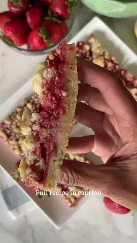 🍓Strawberry Crumble Bars🍓 Holding on to summer with these shortbread and oath crumble bars packed with sunshine sweet strawberries and lemon flavor. Super easy to make and so good 😍 Here is the recipe for you 😘 🔗in profile #strawberry #dessert