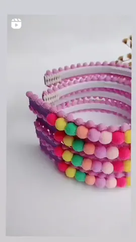 Queridinha nossa tiara de pompomzinho faz sucesso! Linda, colorida, confortável e combina com qualquer lookinho da sua princesa ❣️  #tiarapompom #tiarainfantil #lacosetiaras #penteadoinfantil #ferrazdevasconcelos #lacos #tiaracolorida #handmade 