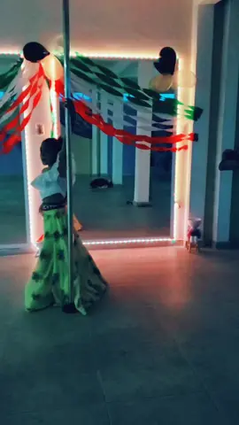 Hecho en México 🇲🇽 así se festeja en DGPOLEDANCEStudio... ¡Viva México Señores! #poletok #polesport ##Fitness#polesportdance #poledanceclass #poledancegirl #polepower #poledance #polefitness #vivamexico #mexico🇲🇽