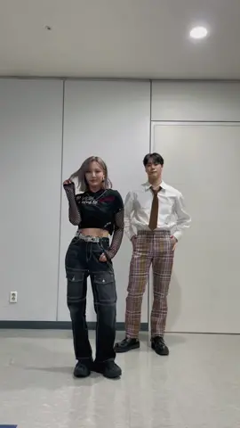 락스타 그 자체..🤘 문남매와 함께 #RINGmaBell챌린지 🎸💜 #MOONSUA #문수아 #Billlie #빌리 #RINGmaBell #RINGmaBell_challenge