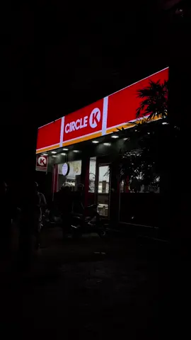 Buồn buồn ra ngồi nguyên đêm :)).              #xh #fyp #circlek #overnight 