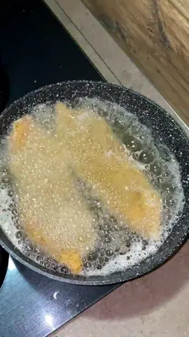 Ricette con lonza di maiale? Ecco le cotolette con l'arista di maiale fatte con doppia impanatura e profumate al limone, che ve ne pare?  INGREDIENTI PER 4 PERSONE 8-10 fettine di lonza di maiale 2 uova 7-8 cucchiai di pangrattato 5-6 cucchiai di farina Buccia di limone q.b. Pepe nero q.b. Sale fino q.b. Olio di semi di arachidi q.b.  #carlogaiano #ricette #cucina #italiancuisine #videoricetta #foodvideo #foodreels #receita #cucinaitaliana #buonappetito #mangiare #cibo #atavola #cucinando #ricettadelgiorno #foodbloggerit #foodbloggeritaliani #arista #lonza #maiale #cotolette #ricettepervoi