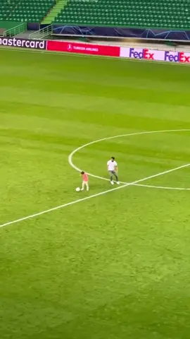 No final do jogo com o Tottenham, o Rúben Amorim ficou a jogar à bola com o filho 🥹 O Futebol é bonito 👏 #ChampionsELEVEN 🎥 cesartmourao