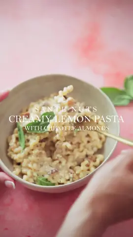 This lemon garlic pasta has the citrus, savory garlic, & crunch of @eatsantenuts chipotle almonds! #eatsantenutspartner #lemonpasta #pastarecipe