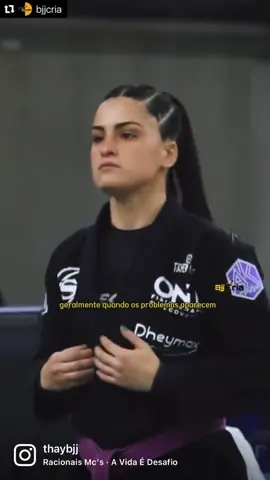#REPOST @bjjcria 🪄  A braba @thaybjj é CRIA do Rio de Janeiro, vulgo errejota, e atualmente mora em Curitiba, onde treina na equipe Checkmat.  Já há muito tempo ela faz seus corres trampando no staff de campeonatos, tudo isso pra manter-se no seu sonho de viver de Jiu Jitsu.   Sem histórias tristes, ela vai e faz o que tem que ser feito!!!   A @stonesportfightwear é uma das marcas que a apoia em sua jornada desde o início.   🥋🙅🏻‍♀️  🎥 @bjjcria  🎶 @racionaiscn  #bjjcria #jiujitsudecria #crianaoécriado #bjj #motivação #jiujitsu #mulheresempoderadas