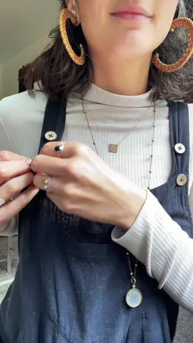 Little jumpsuit action✌🏼 #fashion #jumpsuit #overalls #blackoutfit #boho #indiestyle #turtleneck #earrings #jewlery #vans #sneaks