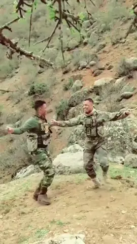 Birazda danss 😂 #asker #komando #uzmancavuş #komando🇹🇷