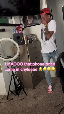 Not two phonesss, its giving trap ngga 😂😂😂😂 #spotlightshanell #yaboyrod #rodrigondaspotlight #fyp