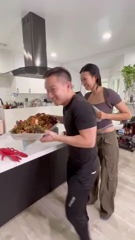 How Asians eat at buffets 😅 @luseeyalu #couple #comedy #buffet #waitforit #challenge 