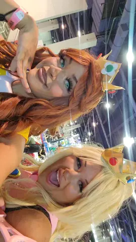 do y'all like tennis? 🎾✨️👑 #mariotennis #daisy #peach #mariotenniscosplay #princessdaisycosplay #princesspeachcosplay #mariotennis #amazinglasvegascomiccon 