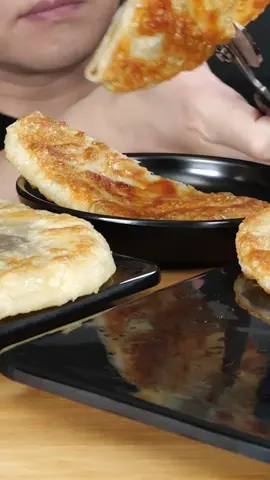 호떡을 자른후... 호떡 먹방 #Mukbang#asmr#먹방asmr #호떡#Hotteok #먹방#eating#korean#funny#추석푸드#가을맞이푸드#틱톡푸드#TikTokFood#틱톡먹방#파트너크리에이터 