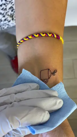 Gravísimo el asunto 😤 #handpoke #femaletattooartist #tinytattoo #cutetattoo #matchingtattoo #fae #lgbt #fairy 