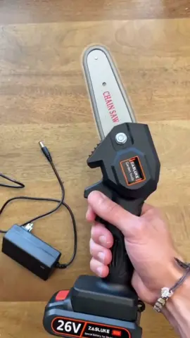 Essa mini motosserra funciona a bateria e pode cortar troncos de 10 a 15 centímetros rapidamente e até troncos maiores com um pouco mais de paciência! (Mini chain saw) {src ib @nicholas_meaders } #motosserra #arvore #madeira #foryoupage 